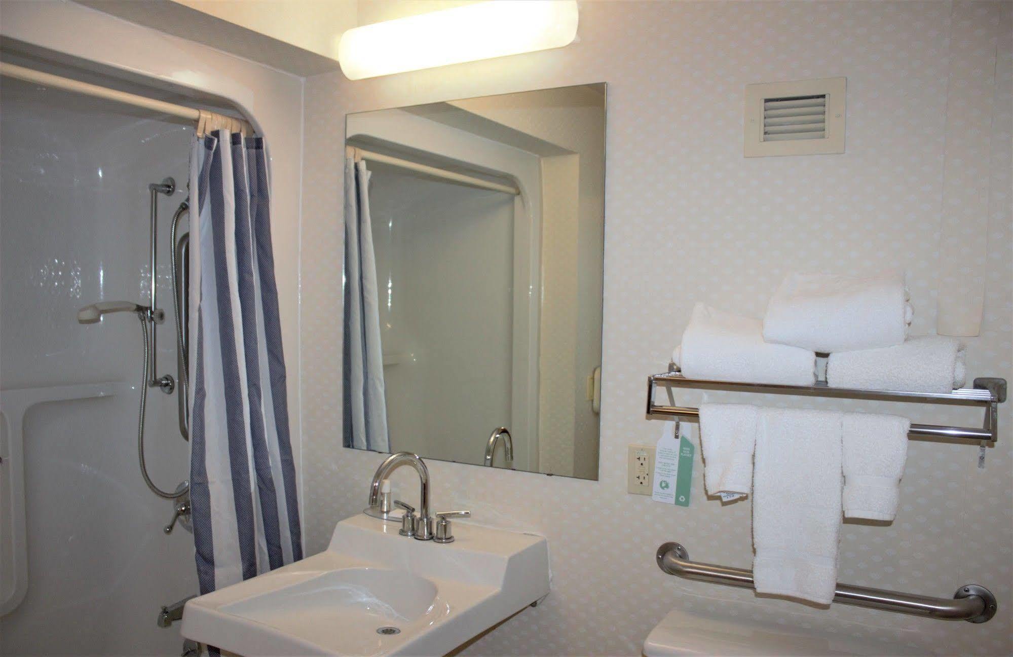 Ramada By Wyndham Motel Wentzville